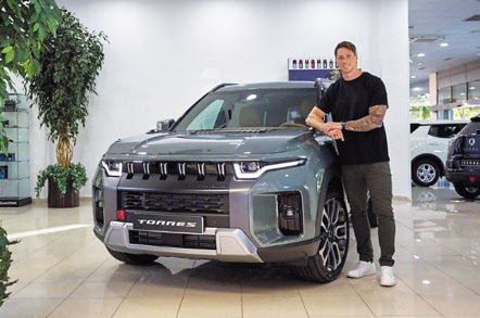 KG모빌리티 중형 SUV ‘토레스’ 옆에 선 페르난도 토레스 [KG모빌리티 스페인 딜러사]