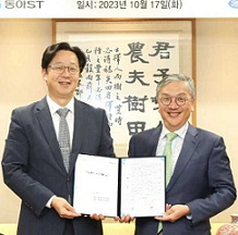 동아에스티 김민영 사장(왼쪽)과 한림제약 김정진 부회장이 수출 관련 협약을 맺고 있다. [회사 제공]