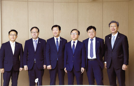 이호준(왼쪽부터) 한국중견기업연합회 부회장, 정윤모 중기중앙회 부회장, 우태희 대한상의 부회장, 이동근 경총 부회장, 정만기 무역협회 부회장, 김창범 한국경제인연합회 부회장이 18일 ‘경제6단체 상근부회장 회의’에서 기념촬영을 하고 있다. [한국경영자총협회 제공]