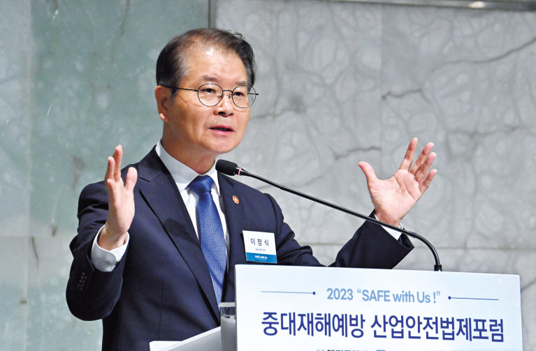 이정식 고용노동부 장관이 18일 서울 중구 더 플라자호텔에서 헤럴드경제와 법무법인 대륙아주가 공동주최한 ‘중대재해예방 산업안전법제포럼’ 10월 초청강연에서 강연하고 있다. 이 장관은 이날 “중대재해를 획기적으로 줄이기 위해선 ‘엄중한 책임’에 근거한 자율적인 위험성평가 제도가 우리 사회의 문화로 자리잡아야 한다”고 강조했다. 임세준 기자