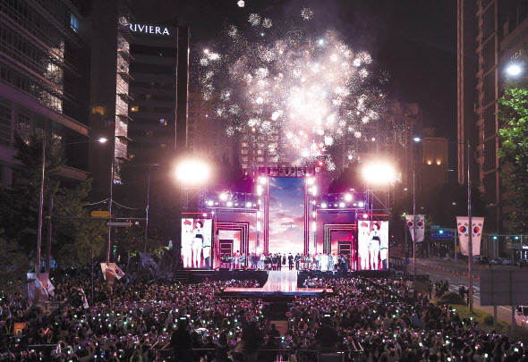 이달 8일 서울 강남구 영동대로 특설무대에서 열린 영동대로 K-POP 콘서트 무대 위로 화려한 불꽃이 밤하늘을 수놓고 있다. [연합]