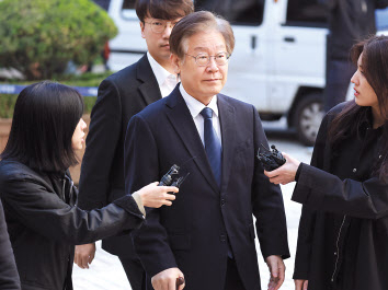 이재명 더불어민주당 대표가 지난 17일 서울 서초구 서울중앙지방법원에서 열린 ‘대장동 배임·성남FC 뇌물’관련 1심 2회 공판에 출석하고 있다. [연합]