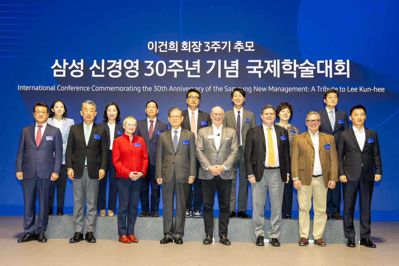 18일(수) 삼성 서초사옥에서 열린 '이건희 회장 3주기 추모·삼성 신경영 30주년 기념 국제학술대회'에서 참석자들이 기념촬영을 하고 있다. (앞줄 왼쪽부터) 김재구 명지대 교수, 김상근 연세대 교수교수, 리타 맥그래스 컬럼비아대 교수, 김황식 호암재단 이사장, 로저 마틴 토론토대 명예교수, 스콧 스턴 MIT 교수, 패트릭 라이트 사우스캐롤라이나대 교수, 차문중 삼성글로벌리서치 사장, (뒷줄 왼쪽부터) 김보경 연세대 교수, 이승윤 홍익대 교수, 부탄투안 베트남 풀브라이트대 교수, 김태환 카네기멜론대 교수, 구정우 성균관대 교수, 김효선 중앙대 교수, 김광현 고려대 교수 [삼성전자 제공]