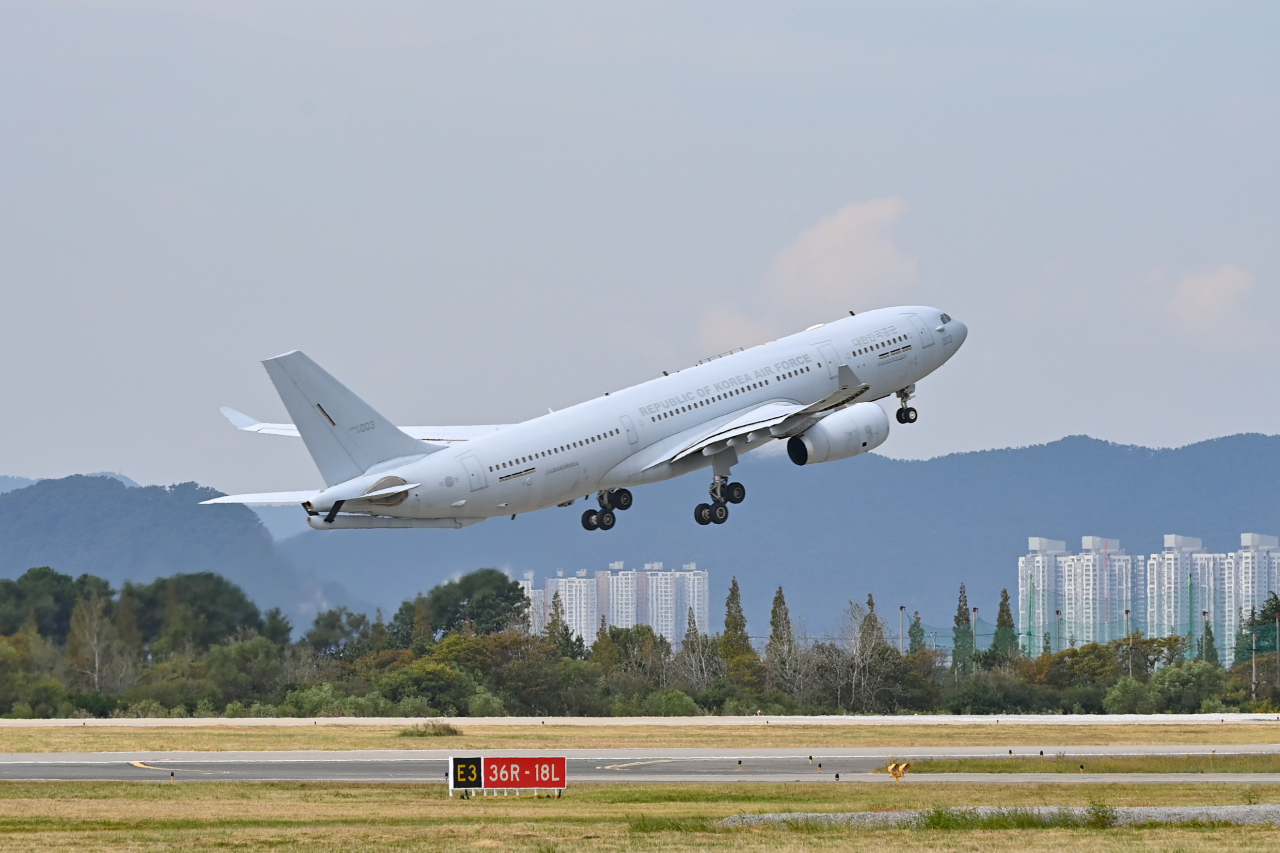 13일 KC-330 군 수송기가 공군 제5공중기동비행단에서 이스라엘 교민 수송 긴급임무 작전을 위해 힘차게 이륙하고 있다.[ 연합]