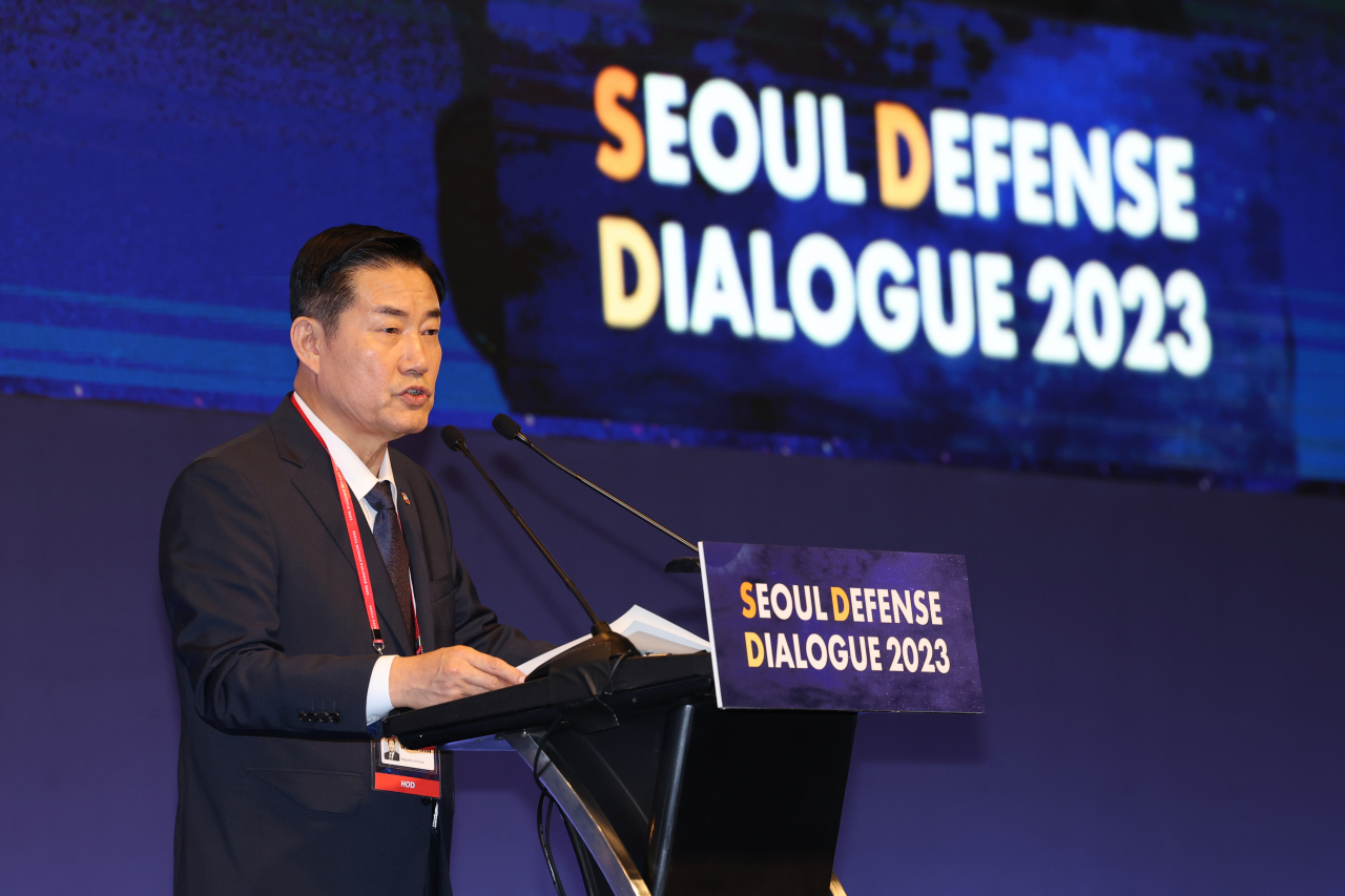 신원식 국방부 장관이 18일 서울 강남구 그랜드인터컨티넨탈 파르나스호텔에서 열린 2023 서울안보대화(SDD)에서 개회사를 하고 있다. [연합]