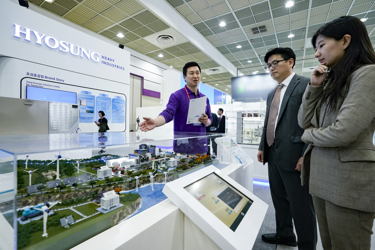 18~20일까지 코엑스에서 열리는 ‘2023 한국전기산업대전’에서 효성중공업 직원이 방문객에게 친환경 미래 전력 시스템을 소개하고 있다. [효성중공업 제공]