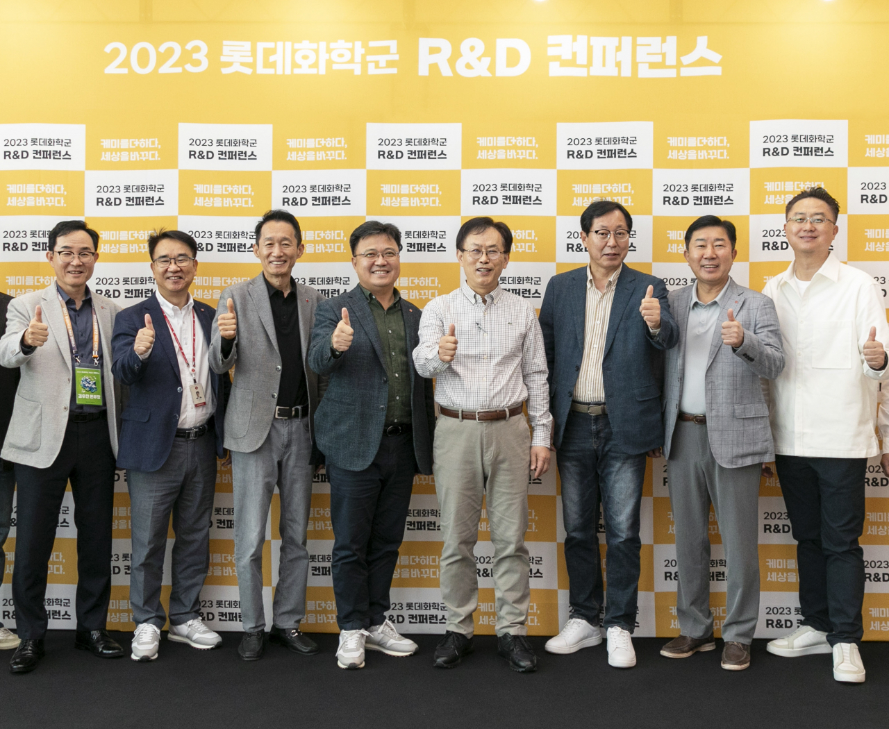 18일 오전 잠실 롯데월드타워 SKY31컨벤션에서 열린 제2회 R&D 컨퍼런스에서 김교현(오른쪽 네번째) 롯데그룹 화학군 총괄대표 부회장 등이 참석해 기념 촬영을 하고 있다. [롯데케미칼 제공]