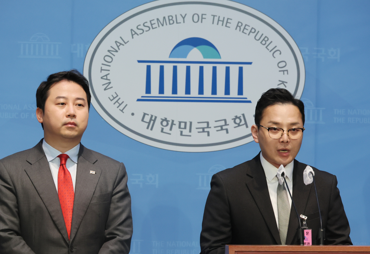 이재명 더불어민주당 대표 배우자 법인카드 유용 의혹을 제보한 조명현 씨가 18일 국회 소통관에서 국감 참석 방해 규탄 기자회견을 하고 있다. 조 씨는 이날 얼굴과 이름을 공개했다. 왼쪽은 장예찬 국민의힘 청년최고위원. [연합]