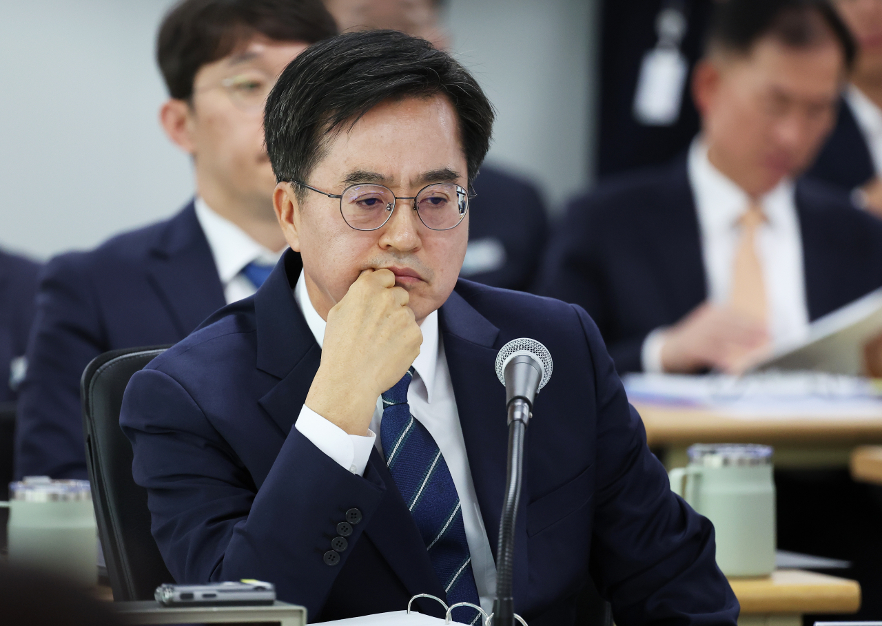 지난 10월 17일 경기도 수원시 영통구 경기도청에서 열린 국회 행정안전위원회의 경기도에 대한 국정감사에서 김동연 경기도지사가 생각에 잠겨 있다. [연합]