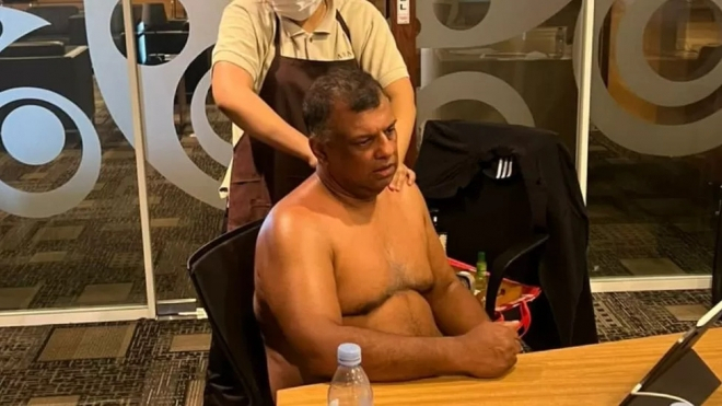 토니 페르난데스 에어아시아 최고경영자가 경영 회의 중 마사지를 받고 있는 모습을 링크드인에 올렸다가 여론의 뭇매를 맞고 삭제했다. [SNS 갈무리]