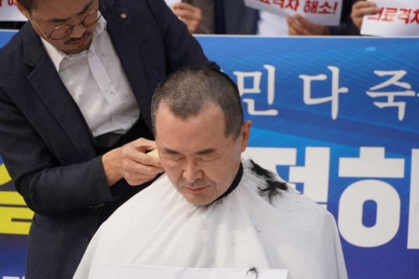 소병철 국회의원이 18일 국회 앞에서 전남의대 설립을 촉구하는 삭발식을 갖고 있다. [소 의원 제공]