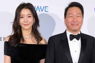 지난 14일(현지시간) 프랑스 파리에서 열린 갈라 디너에 참석한 최태원 회장과 김희영 이사장. [게티이미지]