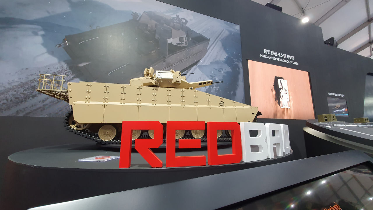 ‘서울 ADEX 2023’ 한화 통합 부스에 마련된 ‘레드백’. [한화에어로스페이스 제공]