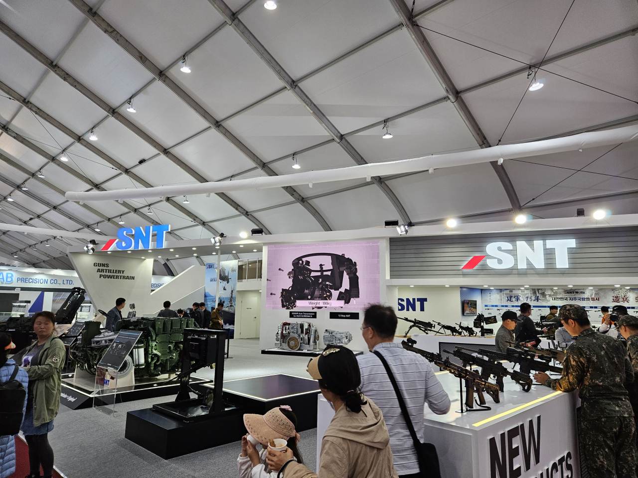 SNT그룹의 방산 양축인 SNT모티브와 SNT다이내믹스는 17~22일 경기도 성남 서울공항에서 열리는 ‘서울국제항공우주 및 방위산업전시회(ADEX 2023)’를 통해 소총과 기관총 등 총기 ‘풀라인업’과 1500마력 파워팩 등을 선보였다. [SNT그룹 제공]