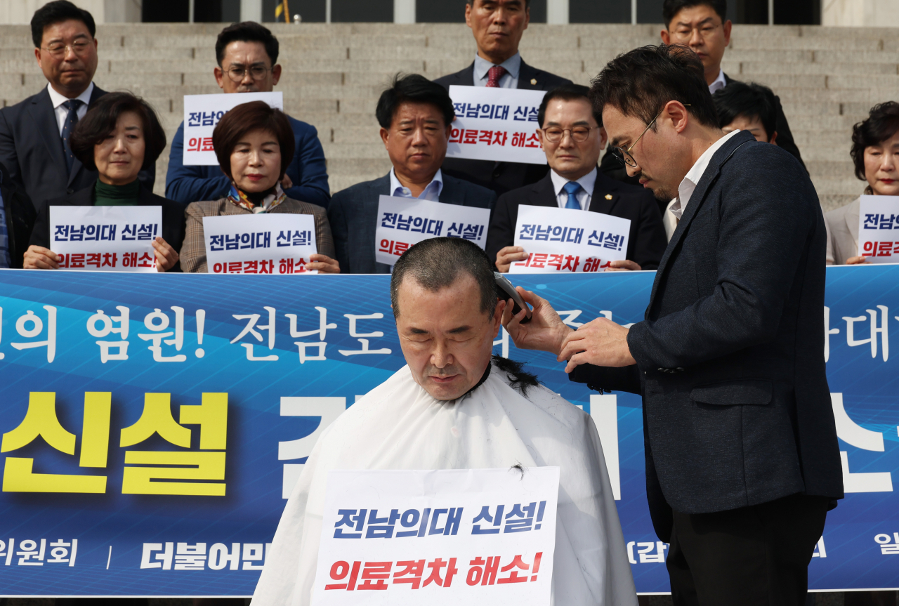 더불어민주당 순천지역위원장인 소병철 의원이 18일 국회에서 전남권 국립의대 신설을 요구하며 삭발을 하고 있다.[연합]