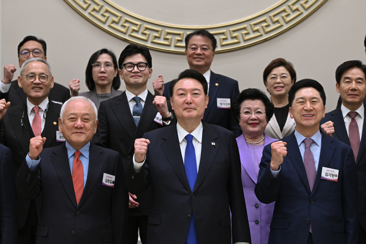 윤석열 대통령이 17일 오후 청와대 영빈관에서 열린 국민통합위원회 만찬에서 김한길 국민통합위원장, 김기현 국민의힘 대표 등 참석자들과 기념촬영을 하고 있다. [연합]