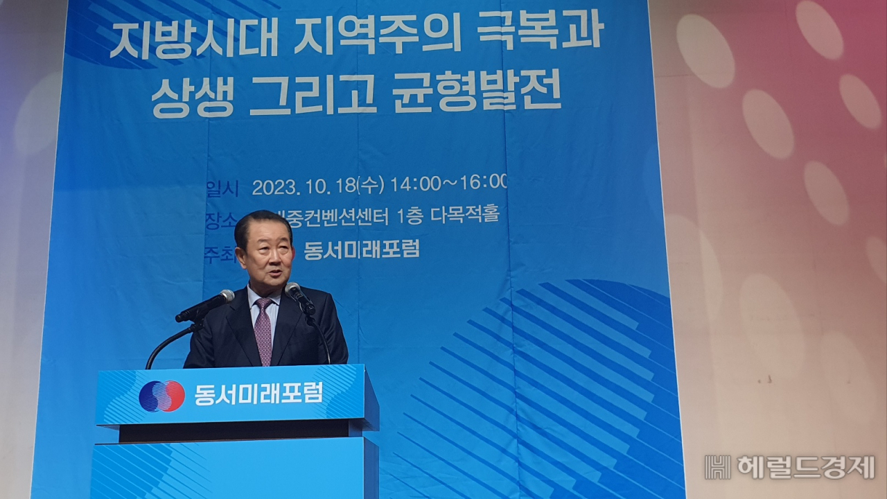 박주선 전 국회부의장이 18일 광주를 찾아 동서화합을 주제로 특강에 나섰다. 서인주 기자