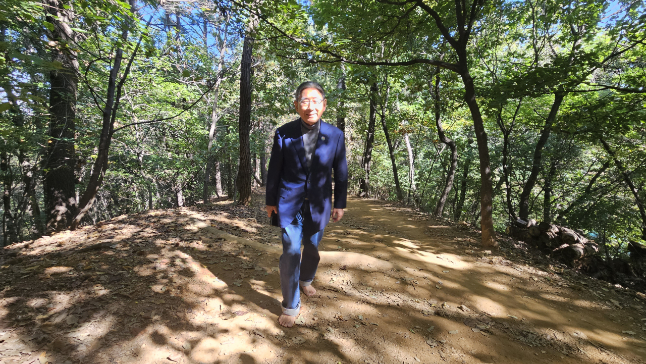 서울 강남구 대모산에서 맨발로 걷고 있는 맨발걷기국민운동본부 박동창(71) 회장. 박지영 기자