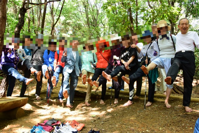 맨발 걷기로 전립선암을 치유했다는 박성태(74·맨 오른쪽) 씨. [본인 제공]