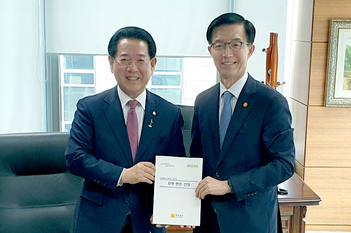 김영록지사는 18일 방문규 산업통상자원부 장관을 방문해 지역현안 사업을 건의했다고 밝혔다