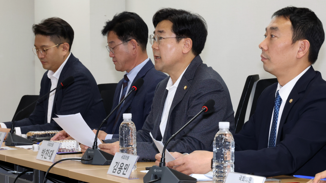 더불어민주당 검찰독재정치탄압대책위원회 박찬대 공동위원장이 18일 국회에서 검사범죄대응태스크포스 회의를 하고 있다. [연합]