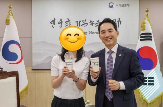 박민식 국가보훈부 장관(오른쪽)과 하지호씨. [페이스북 갈무리]