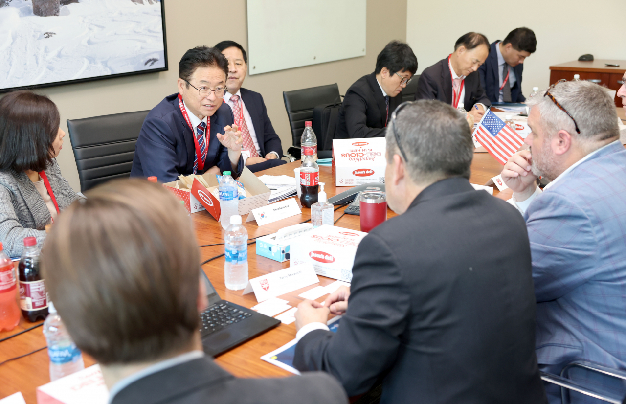이철우 경북지사가 벨 헬리콥터를 방문했다.[경북도 제공]