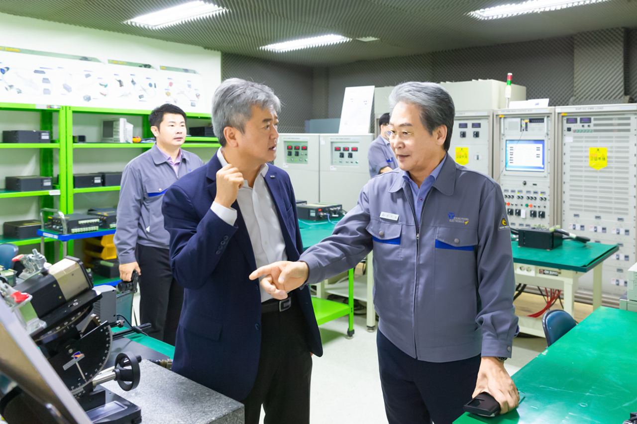 이인호(앞줄 왼쪽) 한국무역보험공사 사장이 지난 9월 19일 경남 창원에 소재한 영풍전자(주)를 방문, 경영 애로사항을 청취하고 수출 지원방안에 대해 의견을 나누고 있다.［한국무역보험공사 제공］