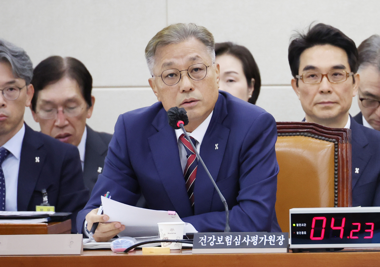 강중구 건강보험심사평가원장이 18일 국회에서 열린 보건복지위원회 국정감사에서 의원 질의에 답변하고 있다. [연합]