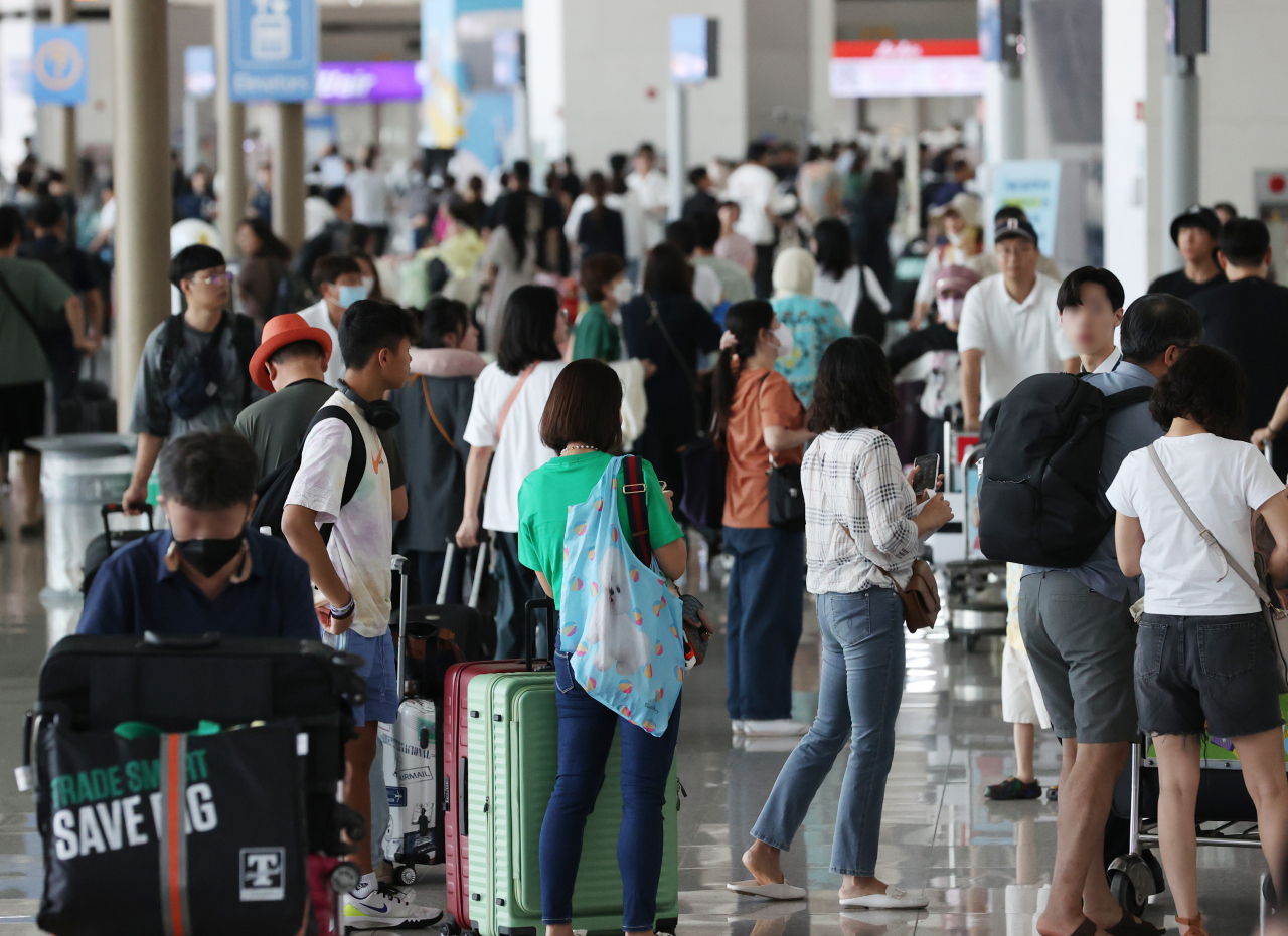 인천국제공항 제1터미널이 이용객으로 붐비고 있다. [연합]