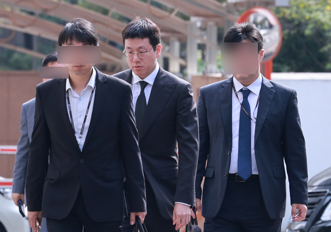 배재현 카카오 투자총괄대표가 지난 18일 양천구 서울남부지방법원에서 열린 구속 전 피의자 심문(영장실질심사)을 받기 위해 법정으로 향하고 있다. [연합]
