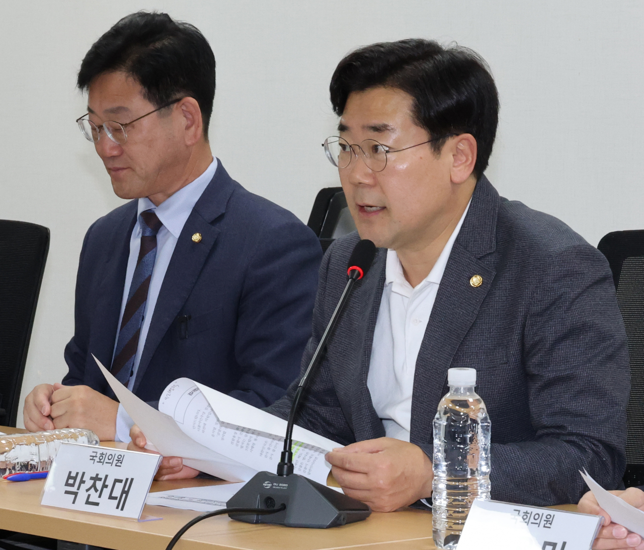 더불어민주당 검찰독재정치탄압대책위원회 박찬대 공동위원장이 18일 국회에서 검사범죄대응태스크포스 회의를 하고 있다. [연합]