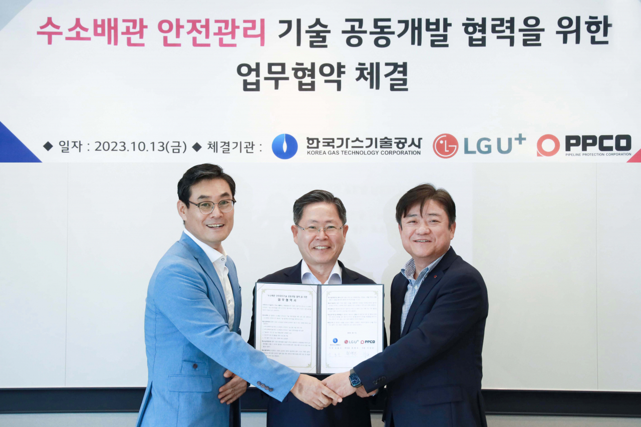 차강윤 피피코 대표(왼쪽부터), 조용돈 한국가스기술공사 대표, 최택진 LG유플러스 기업부문장이 협약식을 체결하는 모습. [LG유플러스 제공]