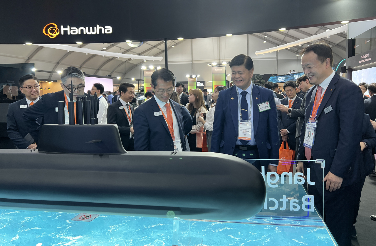 서울 ADEX 2023에서 한화오션 부스에서 필리핀의 이리네오 에스피노(오른쪽 두번째) 국방부 차관이 장보고3 Batch-II 잠수함을 보며 환담을 하고 있다. [한화오션 제공]