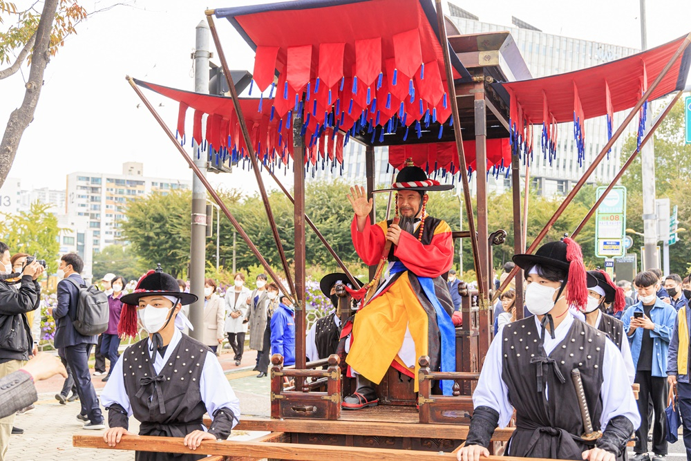 박강수 마포구청장이 사또 분장을 하고 지난해 새우젓 축제 현장에 행차하고 있다. [마포구 제공]