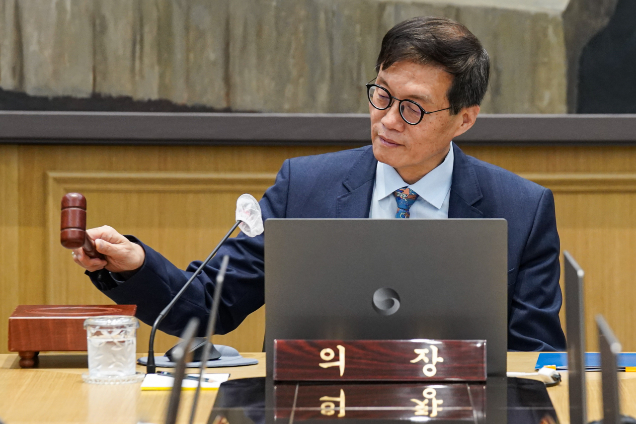 이창용 한국은행 총재가 19일 서울 중구 한국은행에서 열린 금융통화위원회 본회의에서 의사봉을 두드리고 있다. [사진공동취재단]