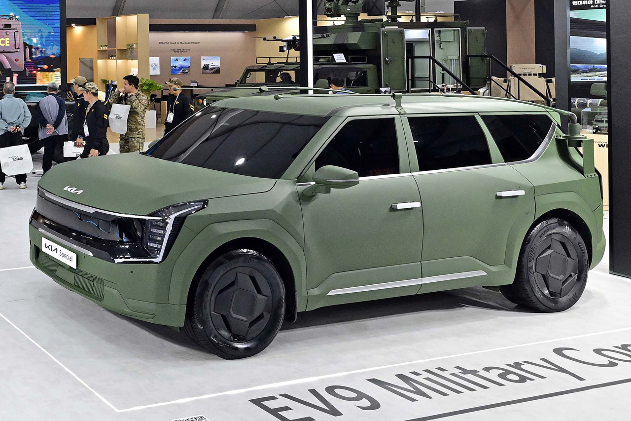 기아가 ADEX2023에서 선보인 군용 EV9. [기아 제공]