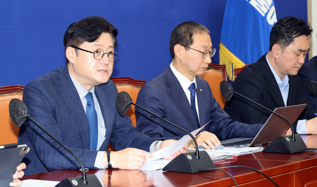 홍익표 더불어민주당 원내대표가 19일 국회에서 국정감사 대책회의를 하고 있다. [연합]