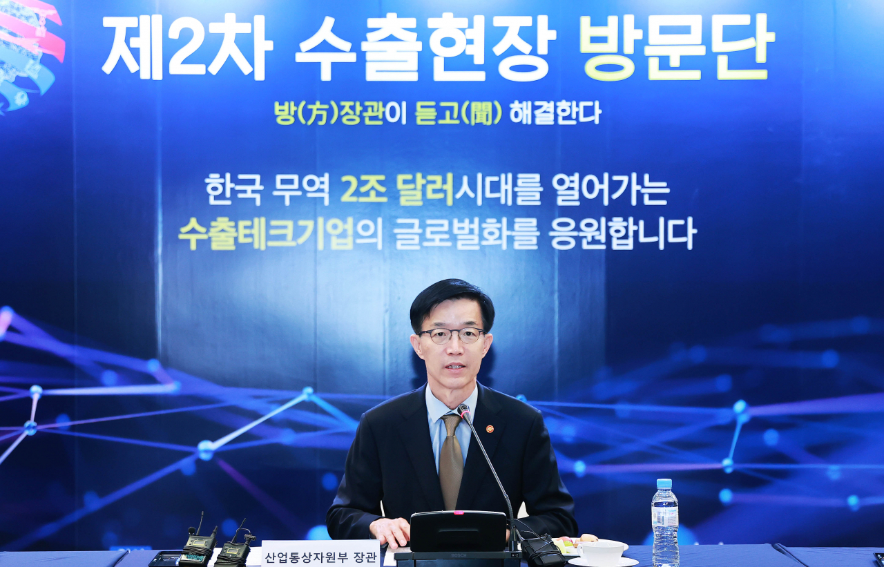 방문규 산업통상자원부 장관이 19일 경기 고양 일산 킨텍스실에서 열린 ‘제2차 수출현장 방문단’회의를 주재하고 있다.［산업통상자원부 제공］