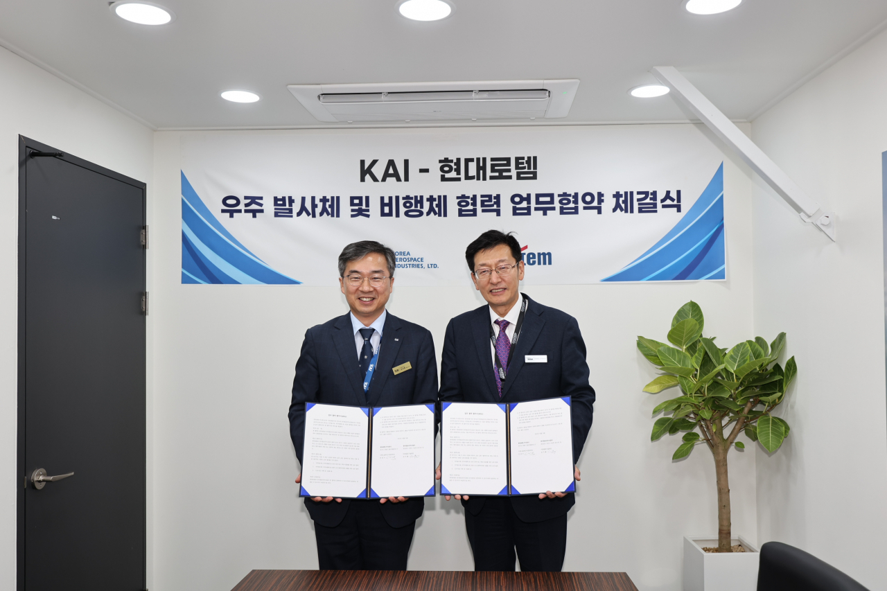 18일 KAI와 현대로템 우주 발사체 및 비행체 협력 업무협약 체결식에서 김지홍(왼쪽) KAI 미래융합기술원장이 안경수 현대로템 디펜스솔루션사업본부장과 기념촬영을 하고 있다. [KAI 제공]