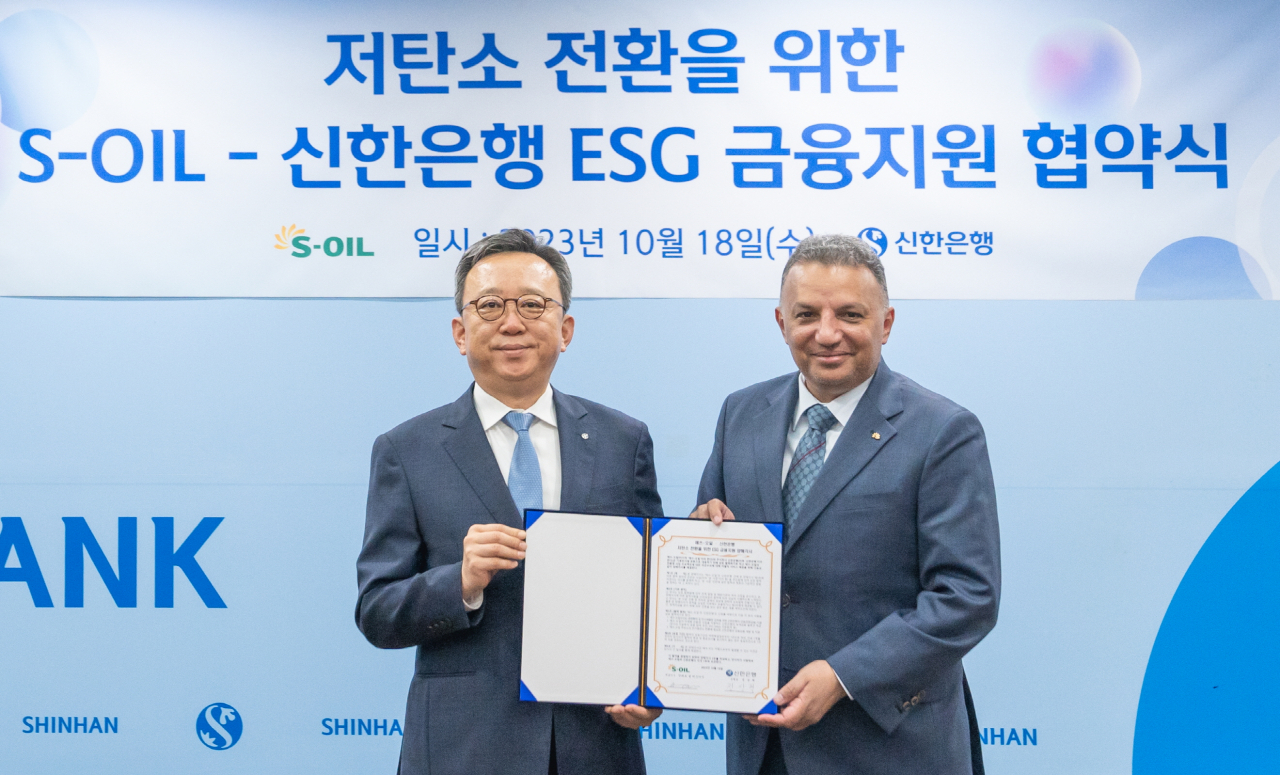 안와르 알 히즈하지(오른쪽) S-OIL 대표이사와 정상혁 신한은행 은행장이 지난 18일 ‘저탄소 전환을 위한 ESG 금융지원 협약’을 체결한 뒤 기념촬영을 하고 있다. [S-OIL 제공]
