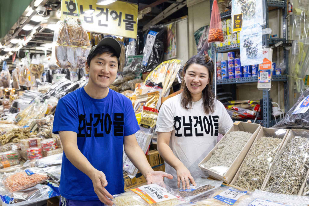 신용한(왼쪽)·이문영 호남건어물 대표가 사진을 찍고 있다. [쿠팡 제공]