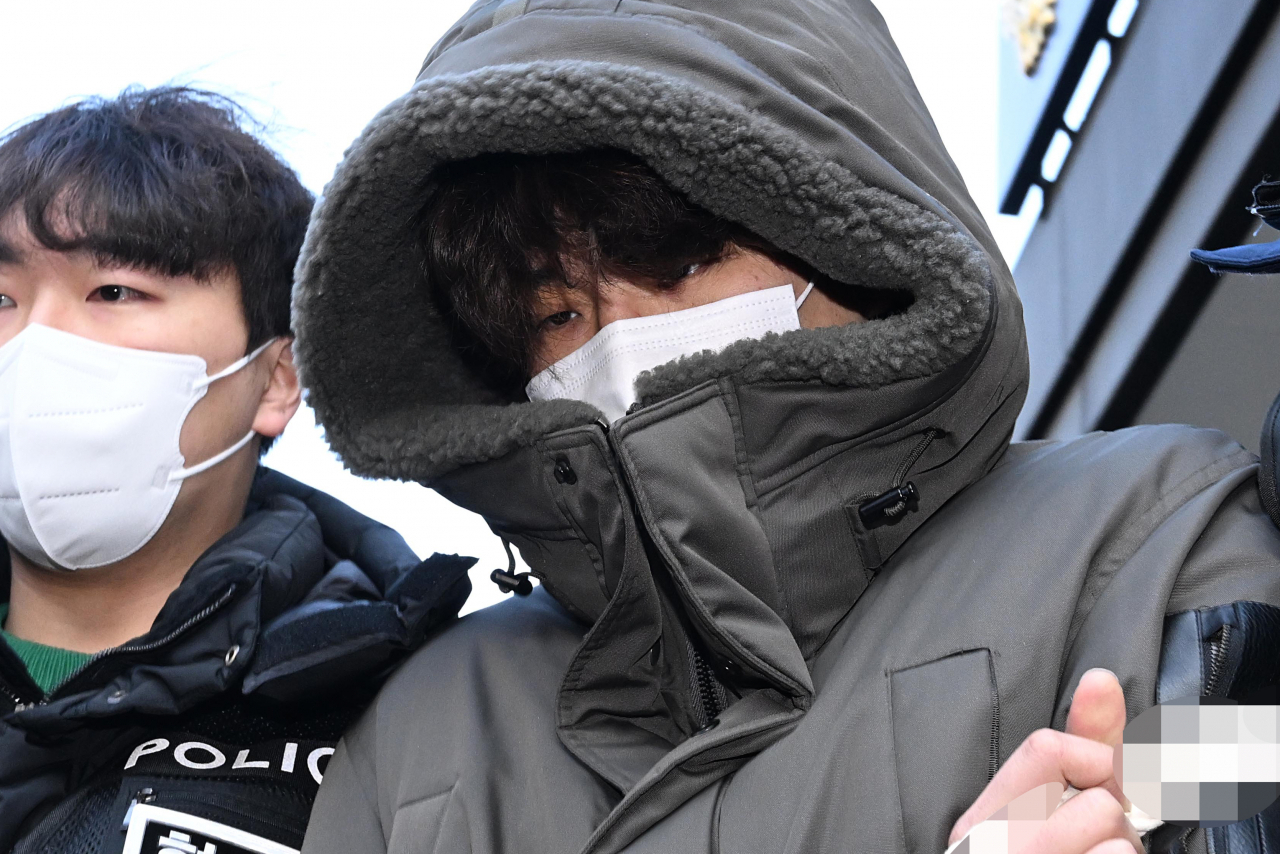 지난 4월 4일 오전 경기도 고양시 일산동부경찰서에서 동거녀와 택시 기사를 살해한 혐의로 구속된 이기영(31)이 검찰로 이송되고 있다. [연합]