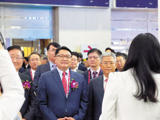 구자균(왼쪽 두번째) 한국전기산업진흥회 회장(LS일렉트릭 회장)이 김동철(오른쪽) 한국전력 사장 등과 함께 18일 서울 삼성동 코엑스에서 열린 ‘2023 한국전기산업대전(SIEF)’에서 전시회 부스를 둘러보고 있다. [LS일렉트릭 제공]