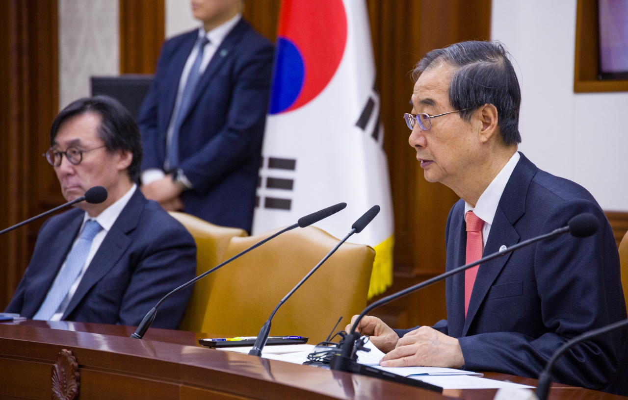 한덕수 국무총리가 19일 오전 서울 종로구 정부서울청사에서 열린 국정 현안 관계 장관 회의에 참석해 회의에서 다룰 의제를 설명하고 있다. ［연합］