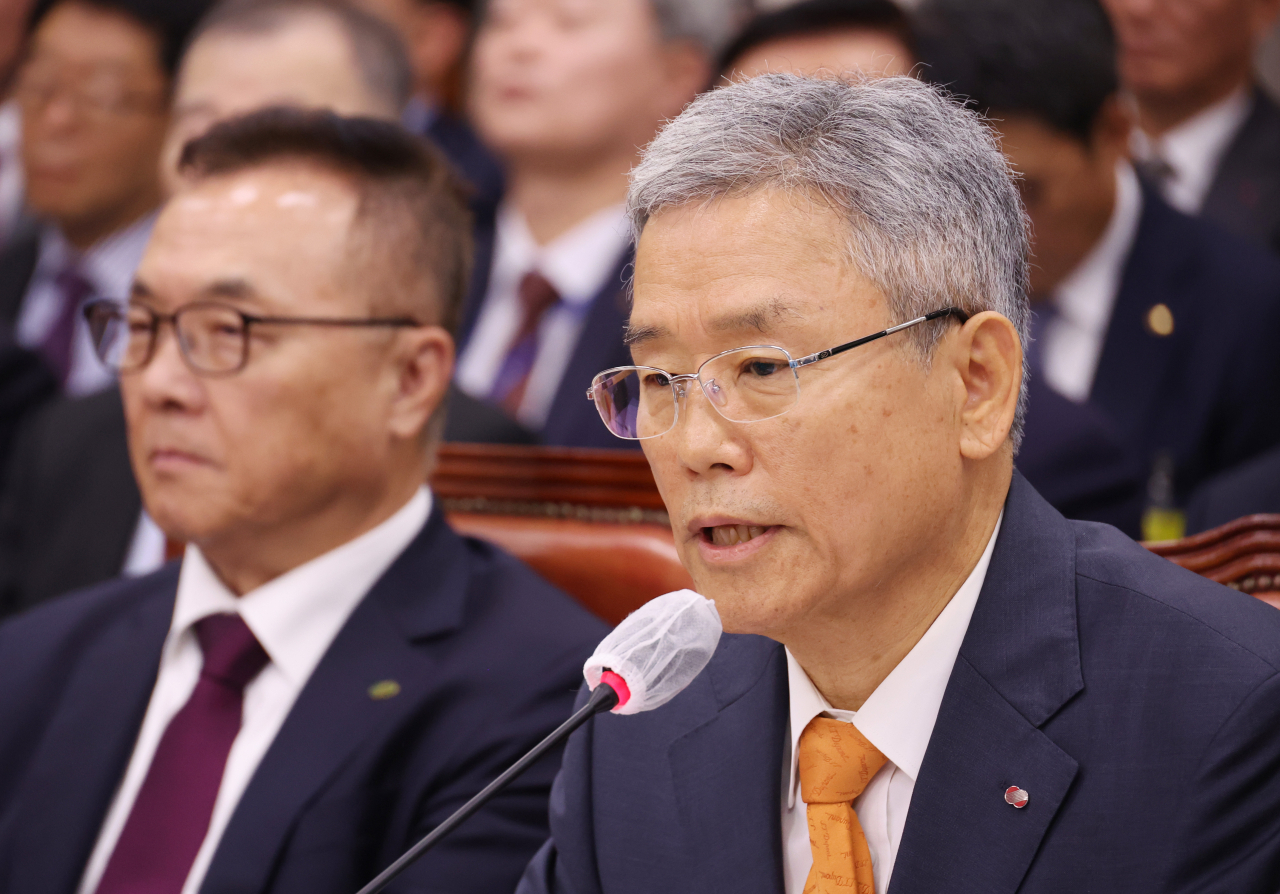 김동철 한국전력 사장이 19일 국회에서 열린 산업통상자원중소벤처기업위원회 국정감사에서 의원 질의에 답하고 있다. ［연합］