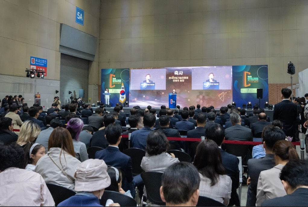 민병주 한국산업기술진흥원(KIAT) 원장이 18일 경기 고양 일산 킨텍스에서 열린 ‘2023 소부장뿌리 기술대전’에서 축사를 하고 있다.［KIAT 제공］
