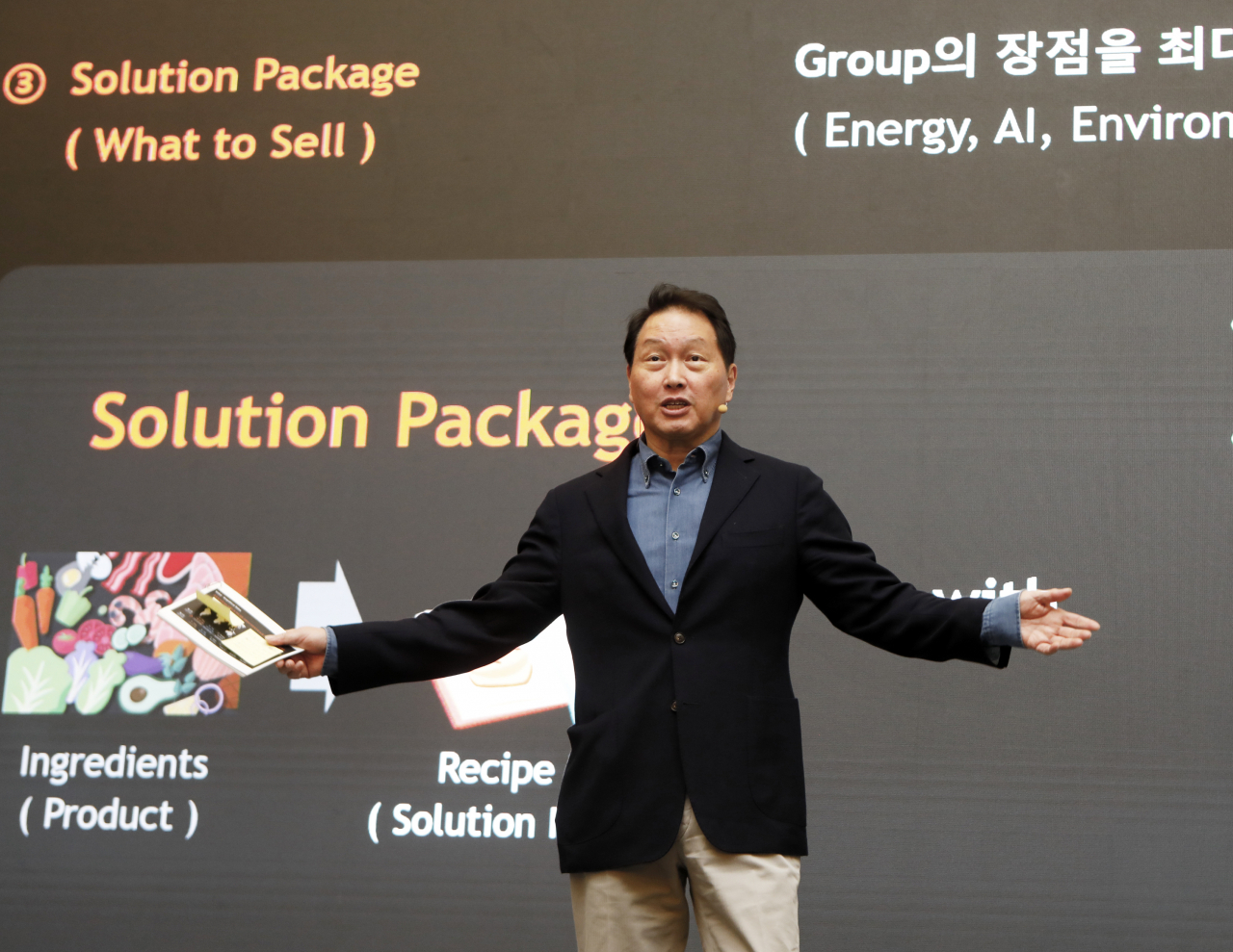 SK Group Chairman Chey Tae-won delivers his closing speech at the company’s annual CEO seminar held in a hotel in Paris, Wednesday (local time). (SK Group)