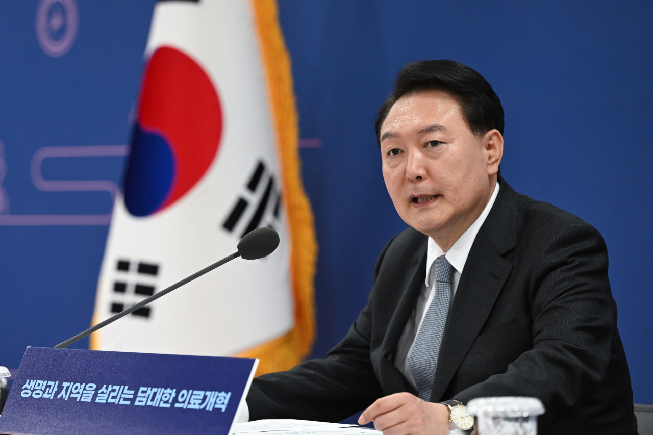 윤석열 대통령이 19일 충북 청주 충북대학교 개신문화관에서 생명과 지역을 살리는 필수의료혁신 전략회의를 주재하고 있다. [연합]