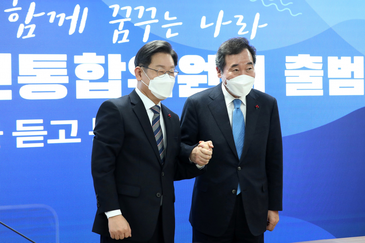 더불어민주당 이재명 당시 대선후보(왼쪽)와 이낙연 공동위원장이 2021년 12월27일 오전 서울 여의도 당사에서 열린 국가비전·국민통합위원회 출범식에서 기념촬영을 하고 있다. 이상섭 기자